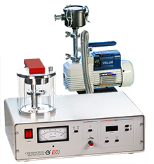 EM-Tec 108 REM Sputter Coater System für Tisch-REM.<br>
Komplett mit Cressington 108manual Sputter Coater, Value VRI-4 Rotations-Vakuumpumpe,<br>
Metall KF16 Vakuum-Bauteile, Ölnebelfilter und Gold Target. 230V/50Hz.